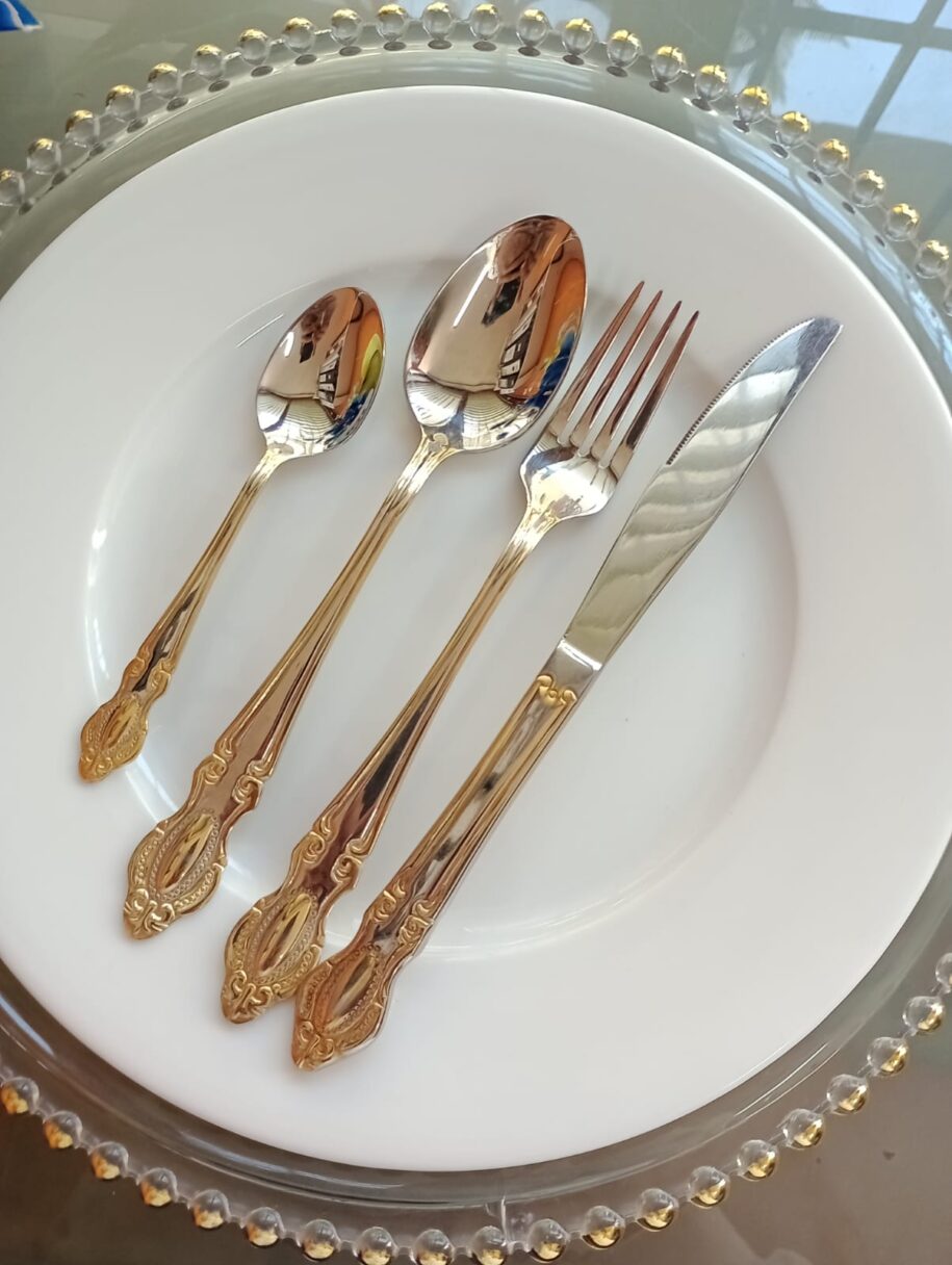 CUBIERTOS MEDALLON CON DECORADO DORADO